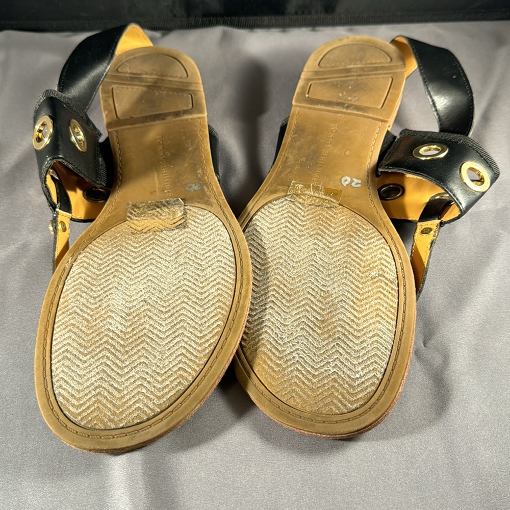 Tommy Hilfiger thong sandals in black with gold circle detail - Picture 4 of 4